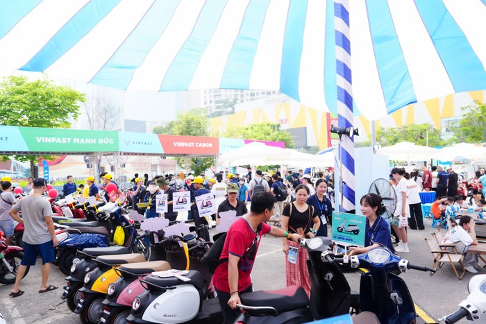 Người Hà Nội rộn ràng đổi xe xăng lấy xe máy điện, nhiều khách hàng “lên đời không cần lái thử”- Ảnh 1. Người Hà Nội rộn ràng đổi xe xăng lấy xe máy điện, nhiều khách hàng “lên đời không cần lái thử”- Ảnh 1.
