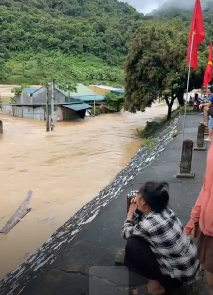 Cầu treo bị lũ cuốn, xã đề nghị cấp thuyền để ứng cứu người dân- Ảnh 1. Cầu treo bị lũ cuốn, xã đề nghị cấp thuyền để ứng cứu người dân- Ảnh 1.