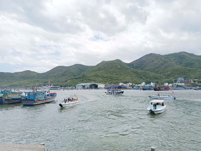 “Tháng bảy nhìn ra, tháng ba nhìn vào”, kinh nghiệm sống còn của chủ tàu du lịch Vịnh Nha Trang- Ảnh 2. “Tháng bảy nhìn ra, tháng ba nhìn vào”, kinh nghiệm sống còn của chủ tàu du lịch Vịnh Nha Trang- Ảnh 2.