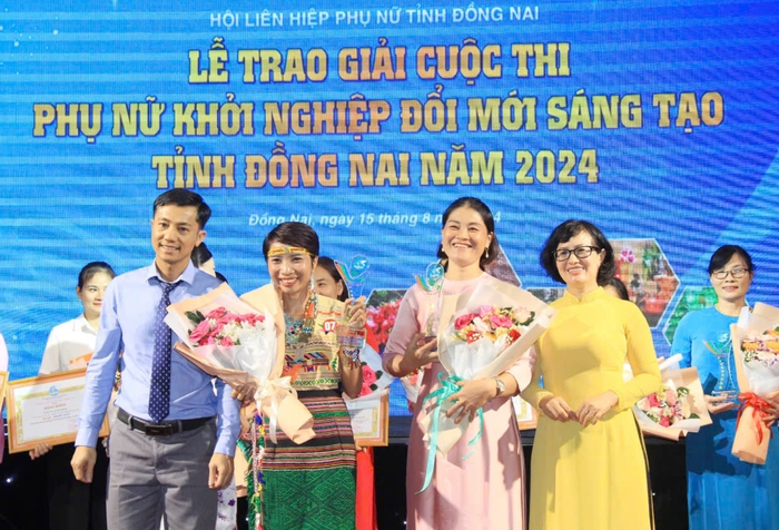 Chị Lê Thị Liên (thứ 2 từ phải qua), chủ hộ kinh doanh Liên’s House, đạt giải Nhì Cuộc thi “Phụ nữ Đồng Nai khởi nghiệp đổi mới sáng tạo” năm 2024 do Hội LHPN tỉnh tổ chức Chị Lê Thị Liên (thứ 2 từ phải qua), chủ hộ kinh doanh Liên’s House, đạt giải Nhì Cuộc thi “Phụ nữ Đồng Nai khởi nghiệp đổi mới sáng tạo” năm 2024 do Hội LHPN tỉnh tổ chức