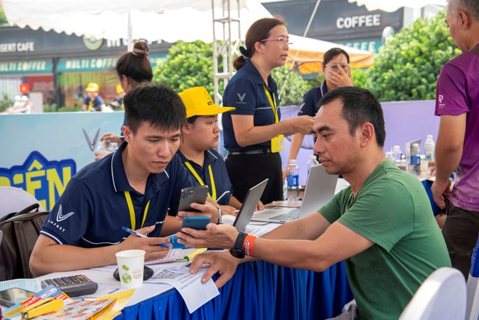 Người Hà Nội rộn ràng đổi xe xăng lấy xe máy điện, nhiều khách hàng “lên đời không cần lái thử”- Ảnh 2. Người Hà Nội rộn ràng đổi xe xăng lấy xe máy điện, nhiều khách hàng “lên đời không cần lái thử”- Ảnh 2.