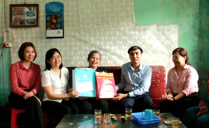 Hội LHPN Bắc Ninh tặng quà gia đình chính sách, nắm bắt hoạt động Hội cơ sở sau sáp nhập- Ảnh 2. Hội LHPN Bắc Ninh tặng quà gia đình chính sách, nắm bắt hoạt động Hội cơ sở sau sáp nhập- Ảnh 2.