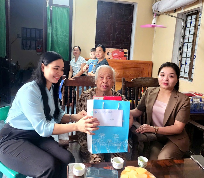 Hội LHPN Bắc Ninh tặng quà gia đình chính sách, nắm bắt hoạt động Hội cơ sở sau sáp nhập- Ảnh 1. Hội LHPN Bắc Ninh tặng quà gia đình chính sách, nắm bắt hoạt động Hội cơ sở sau sáp nhập- Ảnh 1.