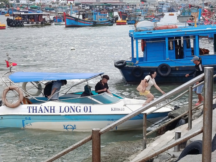 “Tháng bảy nhìn ra, tháng ba nhìn vào”, kinh nghiệm sống còn của chủ tàu du lịch Vịnh Nha Trang- Ảnh 1. “Tháng bảy nhìn ra, tháng ba nhìn vào”, kinh nghiệm sống còn của chủ tàu du lịch Vịnh Nha Trang- Ảnh 1.