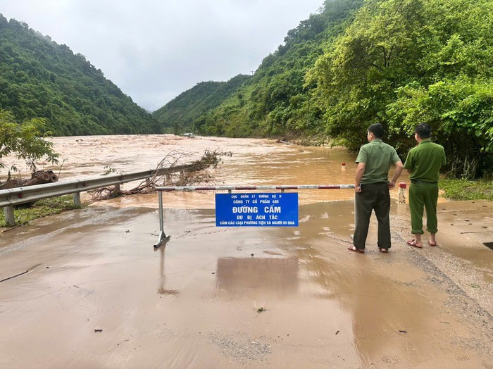 Người dân miền tây Nghệ An trắng đêm chạy lũ- Ảnh 4. Người dân miền tây Nghệ An trắng đêm chạy lũ- Ảnh 4.