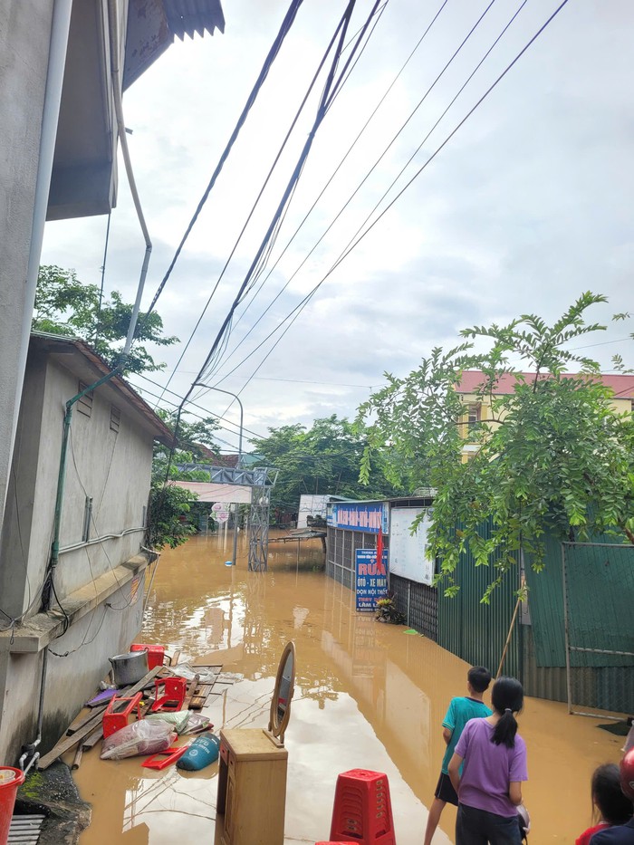 Người dân miền tây Nghệ An trắng đêm chạy lũ- Ảnh 5. Người dân miền tây Nghệ An trắng đêm chạy lũ- Ảnh 5.