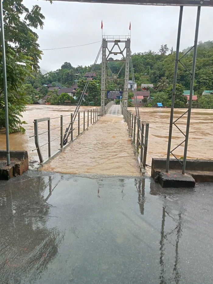 Người dân miền tây Nghệ An trắng đêm chạy lũ- Ảnh 1. Người dân miền tây Nghệ An trắng đêm chạy lũ- Ảnh 1.