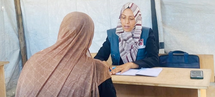 Salma (bên trái) là một nhân viên công tác xã hội chuyên hỗ trợ những trường hợp bị bạo lực giới ở Khan Younis Salma (bên trái) là một nhân viên công tác xã hội chuyên hỗ trợ những trường hợp bị bạo lực giới ở Khan Younis