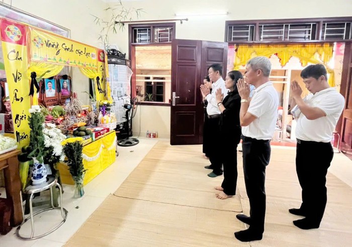 MTTQ TP Hà Nội thăm hỏi, chia buồn với gia đình nạn nhân vụ lật tàu Vịnh Xanh 58- Ảnh 1. MTTQ TP Hà Nội thăm hỏi, chia buồn với gia đình nạn nhân vụ lật tàu Vịnh Xanh 58- Ảnh 1.