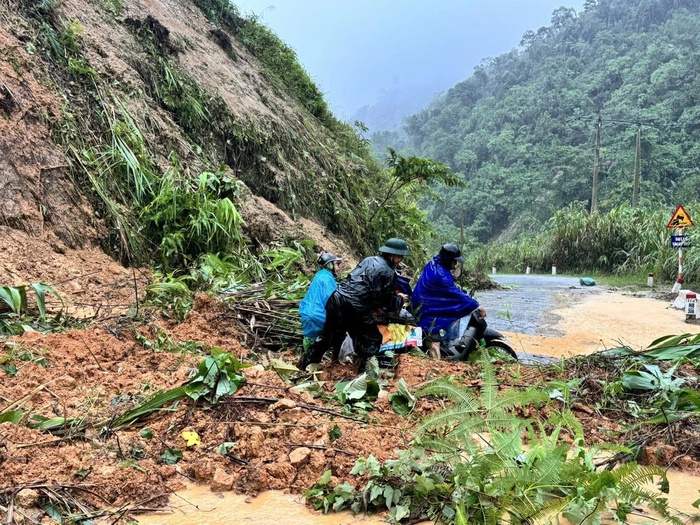 Bộ đội Biên phòng giúp người dân biên giới Nghệ An khắc phục hậu quả mưa lũ - Ảnh 3.
