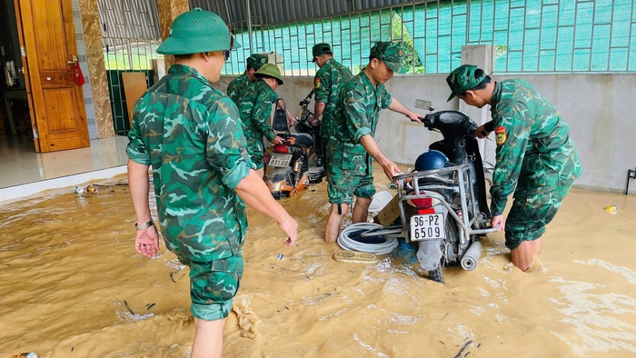 Bộ đội Biên phòng giúp người dân biên giới Nghệ An khắc phục hậu quả mưa lũ - Ảnh 5.