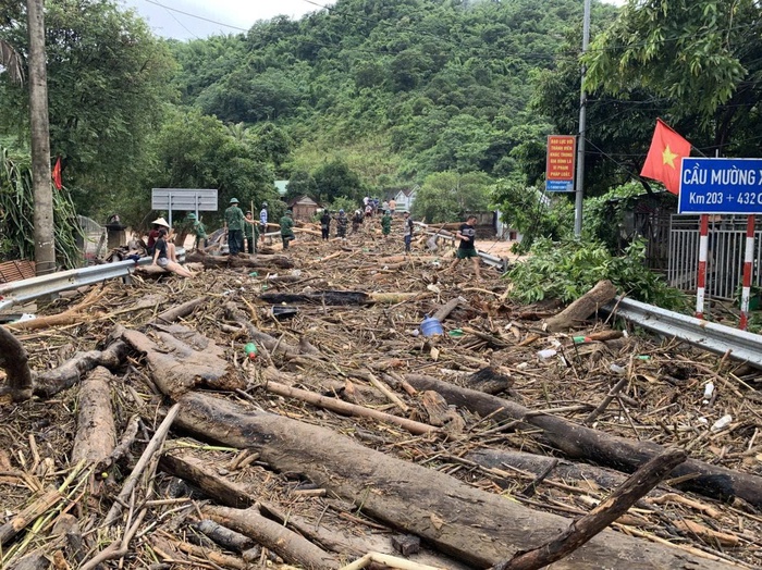 Bộ đội Biên phòng giúp người dân biên giới Nghệ An khắc phục hậu quả mưa lũ - Ảnh 2.