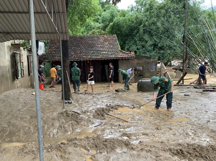 Bộ đội Biên phòng giúp người dân biên giới Nghệ An khắc phục hậu quả mưa lũ - Ảnh 8.