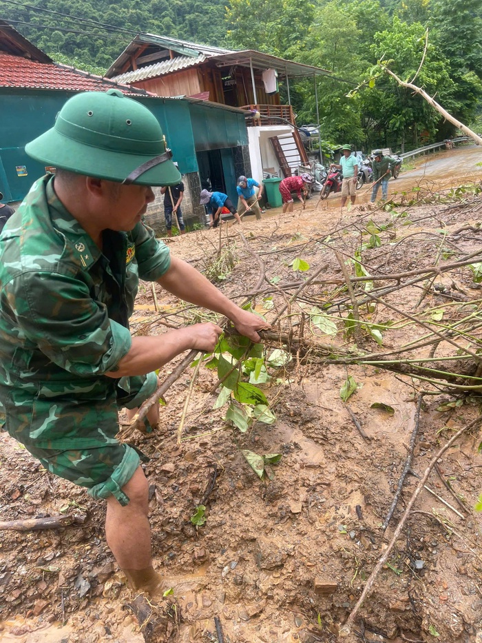 Bộ đội Biên phòng giúp người dân biên giới Nghệ An khắc phục hậu quả mưa lũ - Ảnh 7.