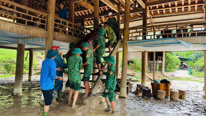 Bộ đội Biên phòng giúp người dân biên giới Nghệ An khắc phục hậu quả mưa lũ - Ảnh 4.