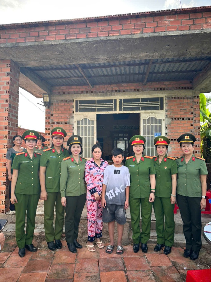 Tây Ninh: Cảnh sát cơ động ở nhà bạt, bám trụ xây "Mái ấm tình thương" - Ảnh 4. Tây Ninh: Cảnh sát cơ động ở nhà bạt, bám trụ xây "Mái ấm tình thương" - Ảnh 4.