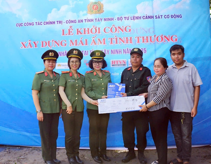 Tây Ninh: Cảnh sát cơ động ở nhà bạt, bám trụ xây "Mái ấm tình thương" - Ảnh 3. Tây Ninh: Cảnh sát cơ động ở nhà bạt, bám trụ xây "Mái ấm tình thương" - Ảnh 3.