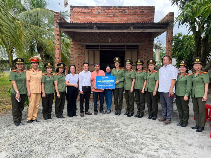 Tây Ninh: Cảnh sát cơ động ở nhà bạt, bám trụ xây "Mái ấm tình thương" - Ảnh 2. Tây Ninh: Cảnh sát cơ động ở nhà bạt, bám trụ xây "Mái ấm tình thương" - Ảnh 2.