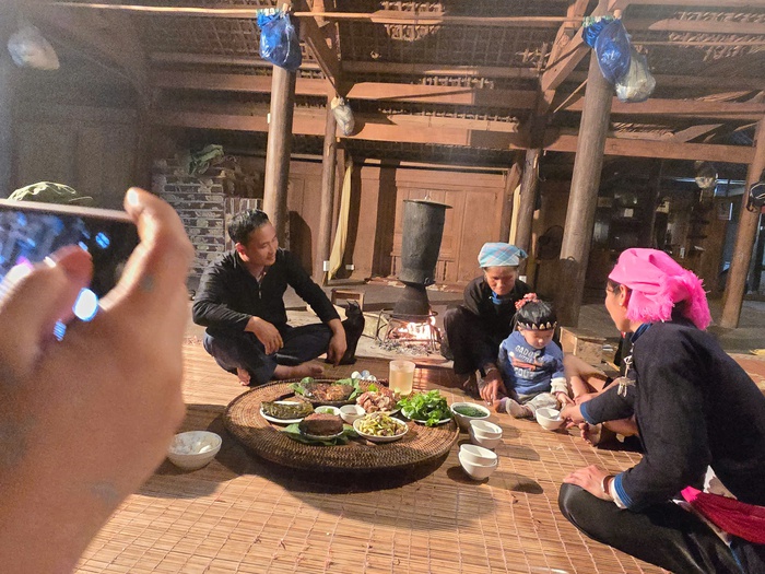 Chiếc điện thoại thông minh đưa bản làng khởi sắc- Ảnh 1. Chiếc điện thoại thông minh đưa bản làng khởi sắc- Ảnh 1.