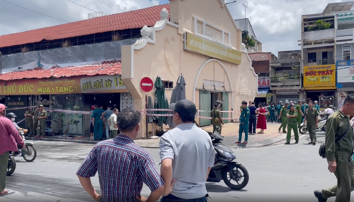 TPHCM: Hỏa hoạn tại chợ Thủ Đức, 1 ki-ốt bị thiêu rụi, cả khu chợ náo loạn- Ảnh 2. TPHCM: Hỏa hoạn tại chợ Thủ Đức, 1 ki-ốt bị thiêu rụi, cả khu chợ náo loạn- Ảnh 2.