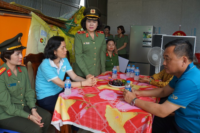 Tây Ninh: Cảnh sát cơ động ở nhà bạt, bám trụ xây "Mái ấm tình thương" - Ảnh 1. Tây Ninh: Cảnh sát cơ động ở nhà bạt, bám trụ xây "Mái ấm tình thương" - Ảnh 1.