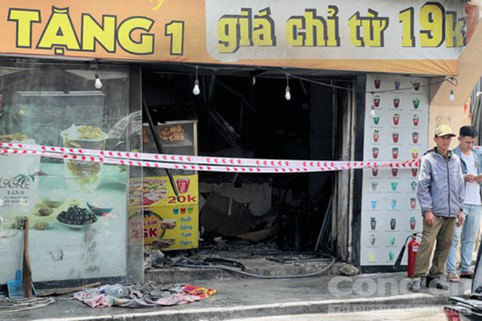 TPHCM: Hỏa hoạn tại chợ Thủ Đức, 1 ki-ốt bị thiêu rụi, cả khu chợ náo loạn- Ảnh 1. TPHCM: Hỏa hoạn tại chợ Thủ Đức, 1 ki-ốt bị thiêu rụi, cả khu chợ náo loạn- Ảnh 1.