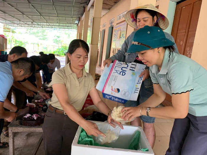 Những chiếc bánh chưng "nghĩa tình" gửi tới bà con vùng lũ Nghệ An- Ảnh 6. Những chiếc bánh chưng "nghĩa tình" gửi tới bà con vùng lũ Nghệ An- Ảnh 6.