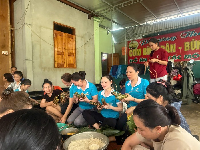 Những chiếc bánh chưng "nghĩa tình" gửi tới bà con vùng lũ Nghệ An- Ảnh 1. Những chiếc bánh chưng "nghĩa tình" gửi tới bà con vùng lũ Nghệ An- Ảnh 1.