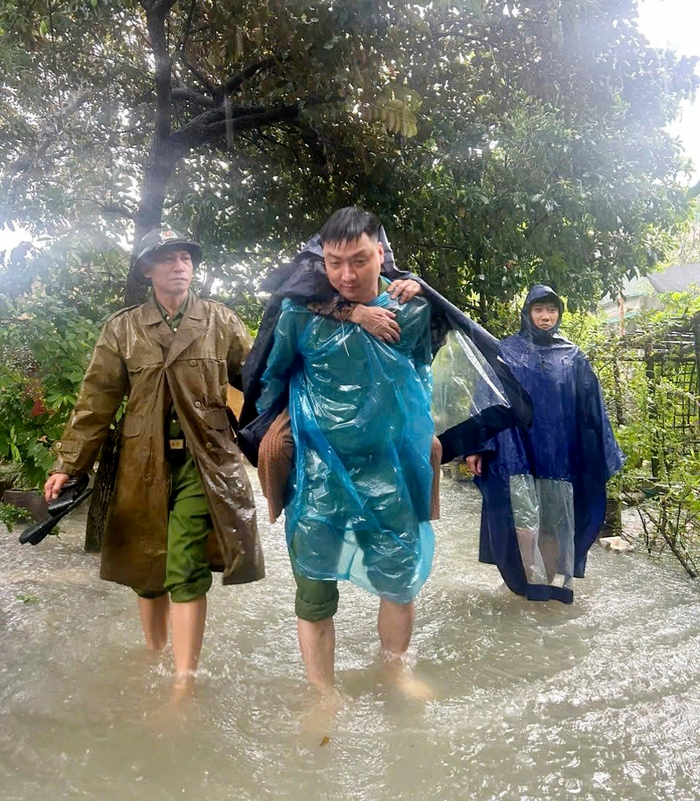 Thanh Hóa: Căng mình gia cố đê trong đêm trước nguy cơ bị vỡ- Ảnh 1. Thanh Hóa: Căng mình gia cố đê trong đêm trước nguy cơ bị vỡ- Ảnh 1.