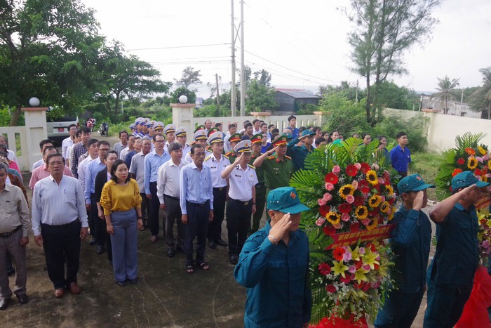 Vùng 2 Hải quân tặng quà tri ân các gia đình chính sách - Ảnh 2. Vùng 2 Hải quân tặng quà tri ân các gia đình chính sách - Ảnh 2.
