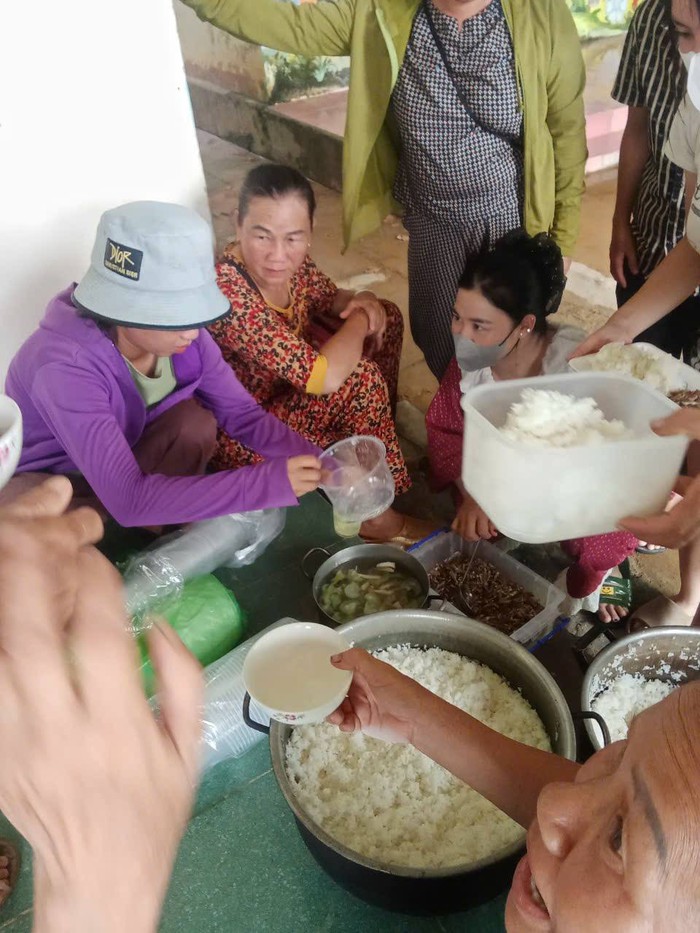 Những "bếp ăn yêu thương" giữa mùa nước lũ- Ảnh 5. Những "bếp ăn yêu thương" giữa mùa nước lũ- Ảnh 5.