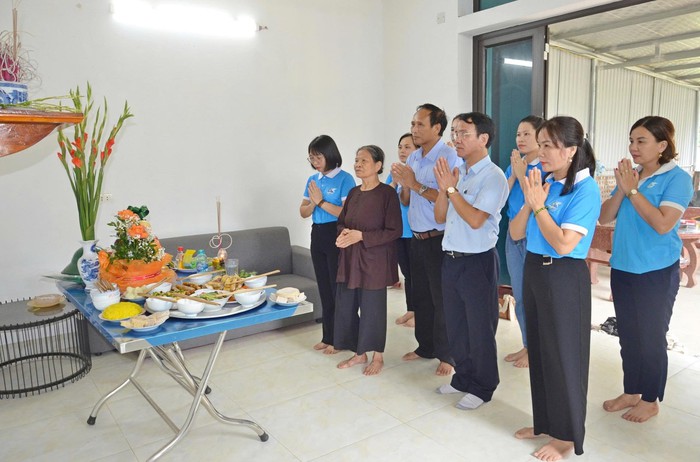 Hội LHPN phường Tùng Thiện: "Bữa cơm tri ân" gia đình liệt sĩ- Ảnh 1. Hội LHPN phường Tùng Thiện: "Bữa cơm tri ân" gia đình liệt sĩ- Ảnh 1.