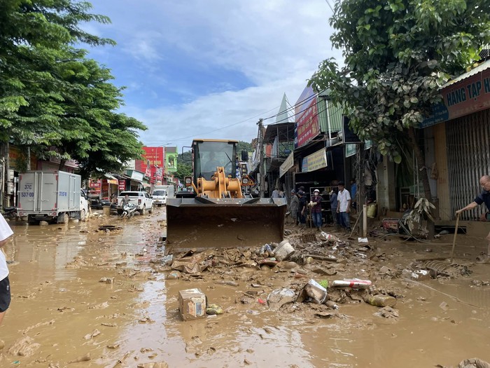 Những "bếp ăn yêu thương" giữa mùa nước lũ- Ảnh 9. Những "bếp ăn yêu thương" giữa mùa nước lũ- Ảnh 9.