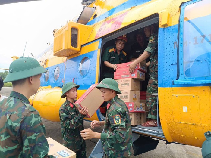 Bộ Quốc phòng huy động trực thăng mang hàng cứu trợ đến vùng lũ Nghệ An- Ảnh 1. Bộ Quốc phòng huy động trực thăng mang hàng cứu trợ đến vùng lũ Nghệ An- Ảnh 1.