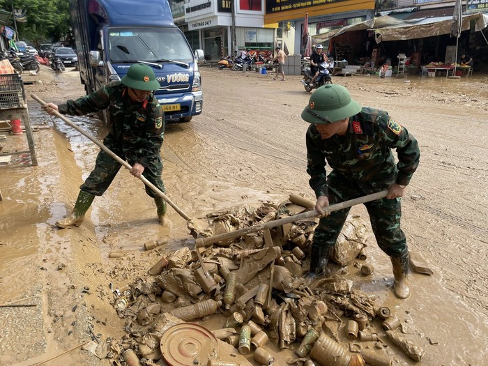 Những "bếp ăn yêu thương" giữa mùa nước lũ- Ảnh 10. Những "bếp ăn yêu thương" giữa mùa nước lũ- Ảnh 10.