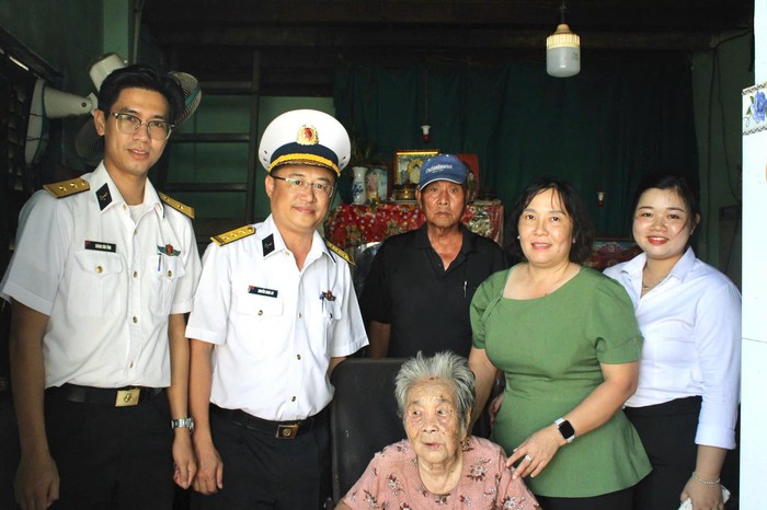 Vùng 2 Hải quân tặng quà tri ân các gia đình chính sách - Ảnh 1. Vùng 2 Hải quân tặng quà tri ân các gia đình chính sách - Ảnh 1.