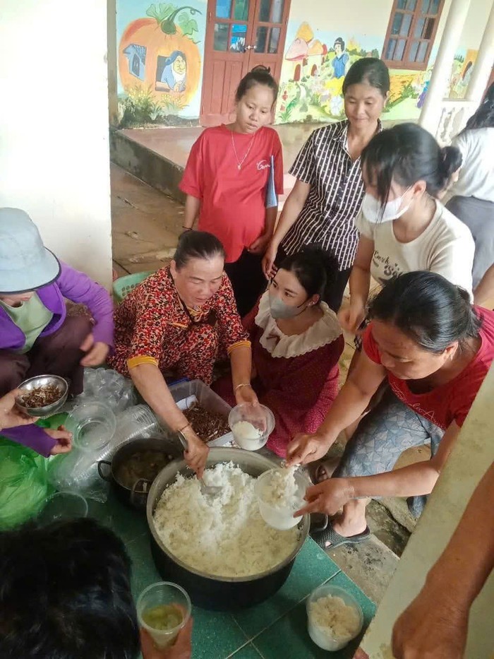 Những "bếp ăn yêu thương" giữa mùa nước lũ- Ảnh 4. Những "bếp ăn yêu thương" giữa mùa nước lũ- Ảnh 4.