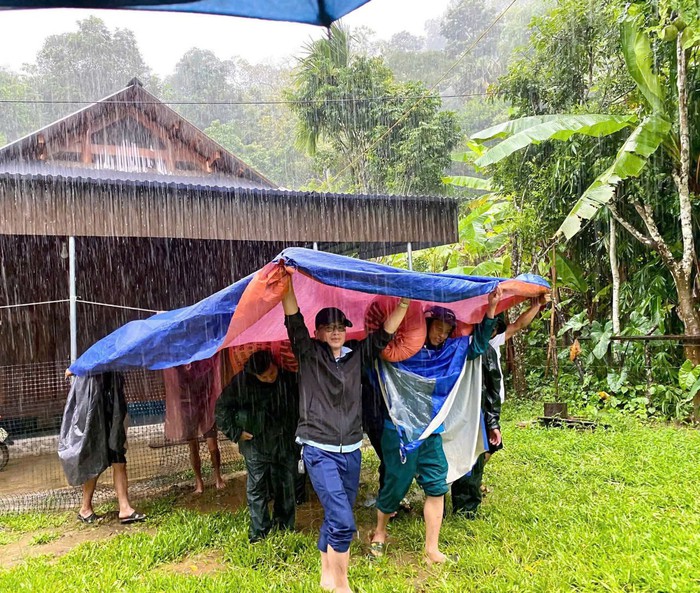 Những "bếp ăn yêu thương" giữa mùa nước lũ- Ảnh 2. Những "bếp ăn yêu thương" giữa mùa nước lũ- Ảnh 2.