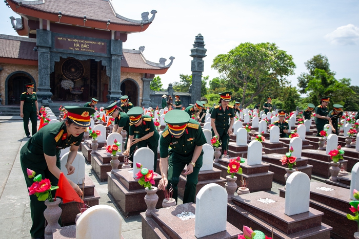 Hành trình tri ân của phụ nữ Quân đội- Ảnh 4.