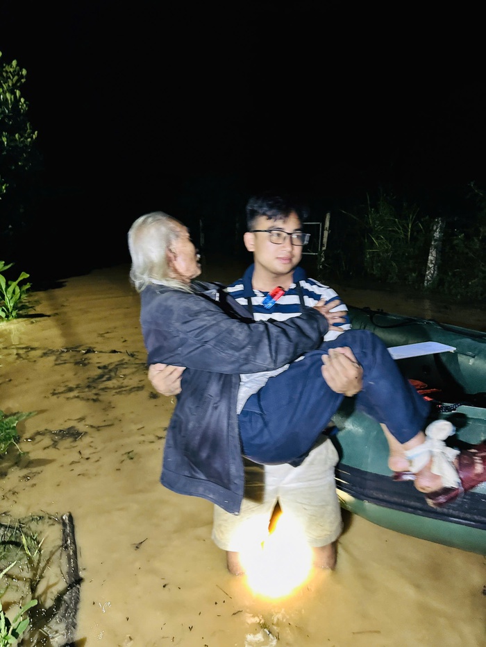 Đội thiện nguyện dùng xuồng cao su cứu dân vùng lũ miền Tây Nghệ An- Ảnh 1. Đội thiện nguyện dùng xuồng cao su cứu dân vùng lũ miền Tây Nghệ An- Ảnh 1.