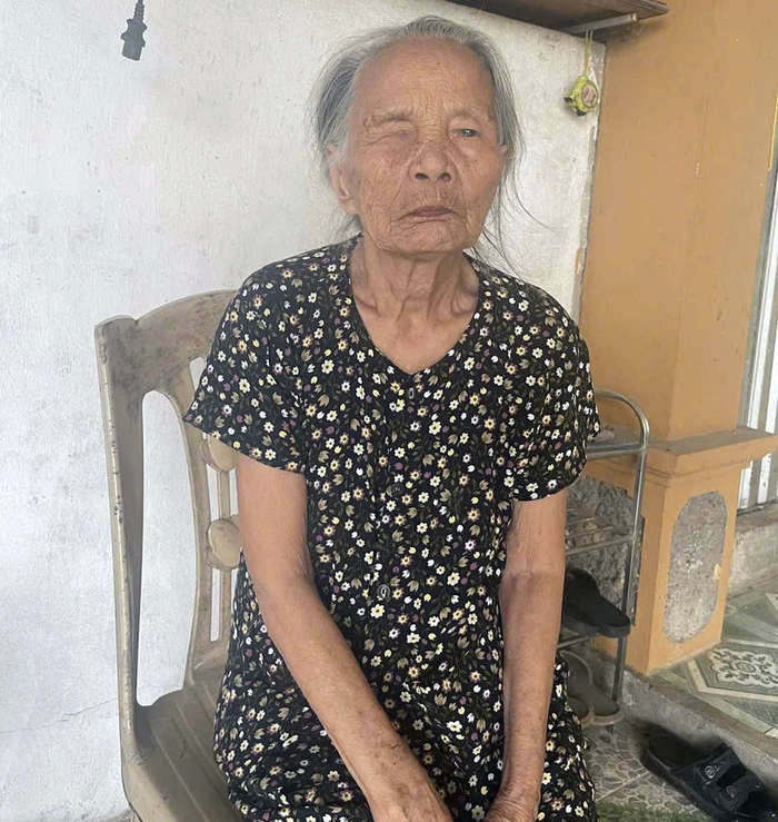 Người đàn bà gánh "cả bầu trời tang thương"- Ảnh 1. Người đàn bà gánh "cả bầu trời tang thương"- Ảnh 1.