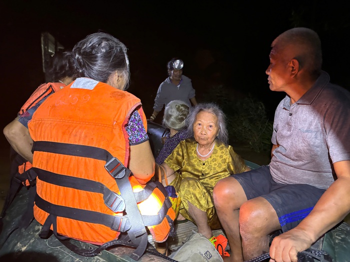 Đội thiện nguyện dùng xuồng cao su cứu dân vùng lũ miền Tây Nghệ An- Ảnh 5. Đội thiện nguyện dùng xuồng cao su cứu dân vùng lũ miền Tây Nghệ An- Ảnh 5.