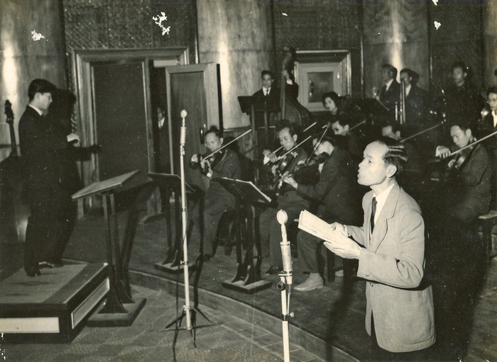 Nhạc sĩ Hoàng Vân chỉ huy dàn nhạc đài đầu những năm 1960