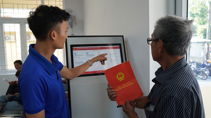 Đưa dịch vụ công đến gần dân: Sức trẻ làm cầu nối số- Ảnh 1. Đưa dịch vụ công đến gần dân: Sức trẻ làm cầu nối số- Ảnh 1.