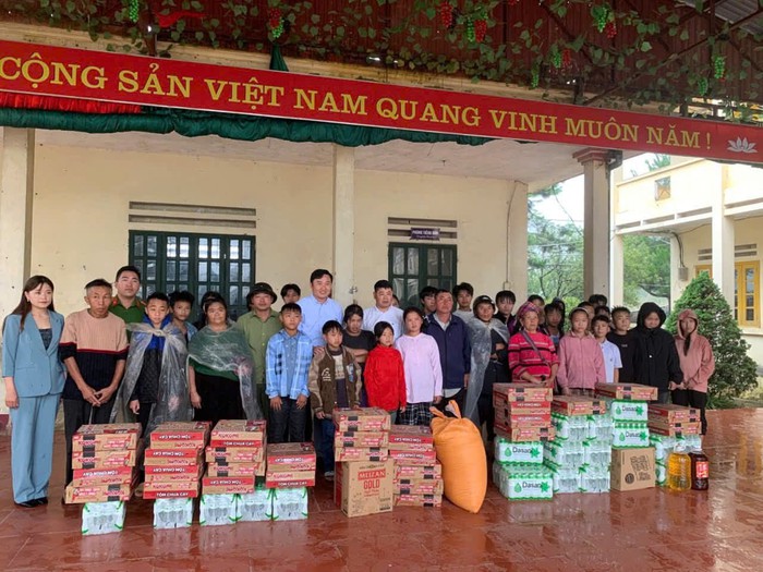 Kịp thời hỗ trợ người dân tại địa bàn có nguy cơ sạt lở ở xã Tả Van- Ảnh 1. Kịp thời hỗ trợ người dân tại địa bàn có nguy cơ sạt lở ở xã Tả Van- Ảnh 1.