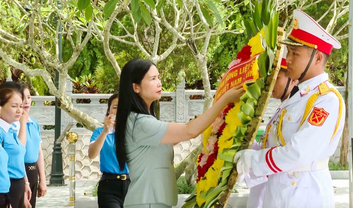 Lãnh đạo Hội LHPN Việt Nam tri ân các liệt sĩ, người có công với cách mạng tại Vị Xuyên, Tuyên Quang- Ảnh 1. Lãnh đạo Hội LHPN Việt Nam tri ân các liệt sĩ, người có công với cách mạng tại Vị Xuyên, Tuyên Quang- Ảnh 1.