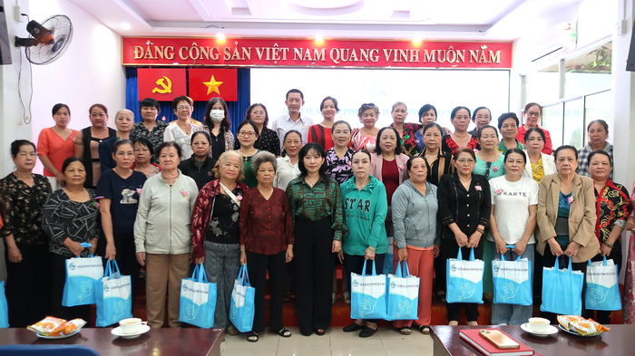 Hội LHPN TPHCM tri ân, tặng quà vợ thương binh- Ảnh 1.