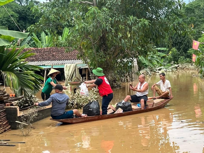 Nghệ An trong lũ – nơi triệu tấm lòng kết thành phao cứu sinh- Ảnh 4. Nghệ An trong lũ – nơi triệu tấm lòng kết thành phao cứu sinh- Ảnh 4.