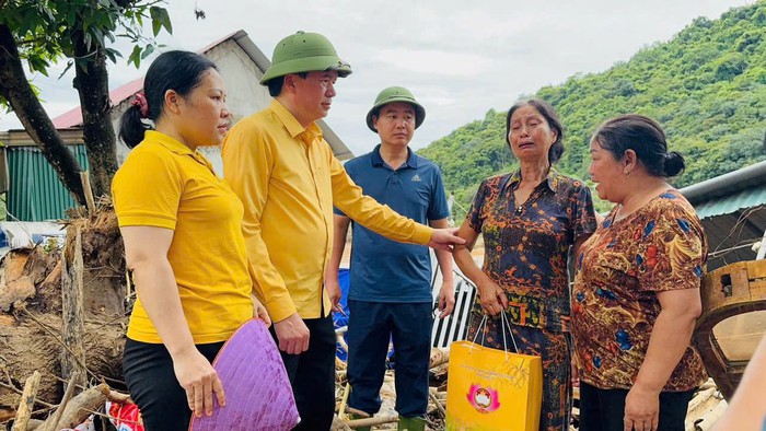 Nghệ An trong lũ – nơi triệu tấm lòng kết thành phao cứu sinh- Ảnh 5. Nghệ An trong lũ – nơi triệu tấm lòng kết thành phao cứu sinh- Ảnh 5.