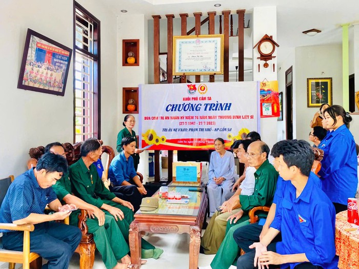 Một hoạt động tri ân Mẹ Việt Nam Anh hùng Phạm Thị Nhỏ do khối phố Cẩm Sa tổ chức